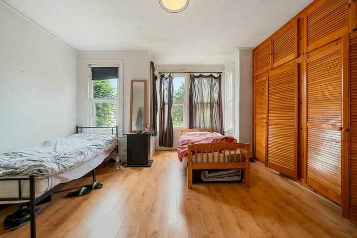 3 Bedroom Terraced House For Sale In York Road, Bounds Green, N11