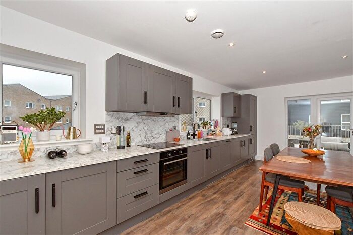 2 Bedroom Link Detached House For Sale In Spritsail Way, Rochester, Kent, ME1