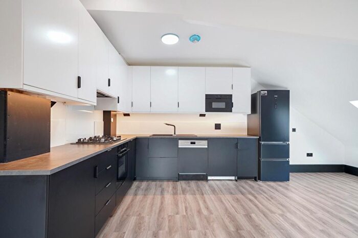 4 Bedroom Flat To Rent In Fir Tree Road, SM7