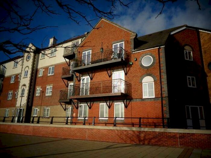 2 Bedroom Flat To Rent In Lancelot Court, Hull, HU9