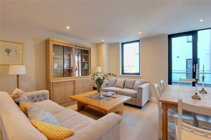 2 Bedroom Flat To Rent In South Street, Worthing, West Sussex, BN11