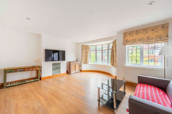 2 Bedroom Maisonette To Rent In Sandall Close, Ealing, London, W5