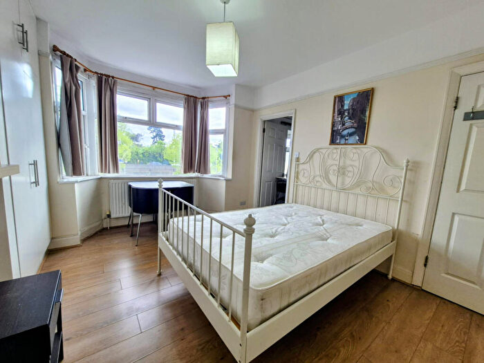 Studio To Rent In North Circular Road, N13