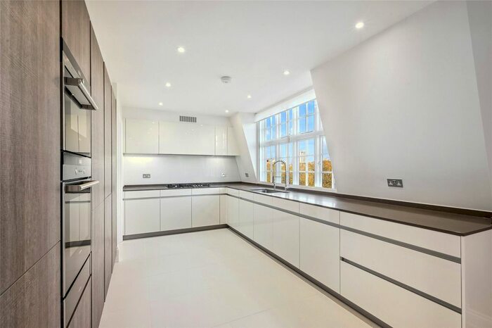 3 Bedroom Flat To Rent In Cadogan House, Sloane Street, SW1X