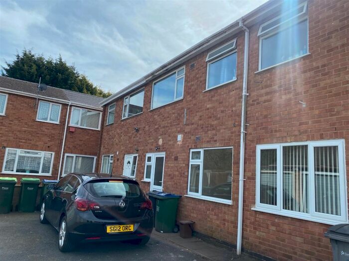 3 Bedroom Town House To Rent In Simon Close, West Bromwich, Birmingham, B71