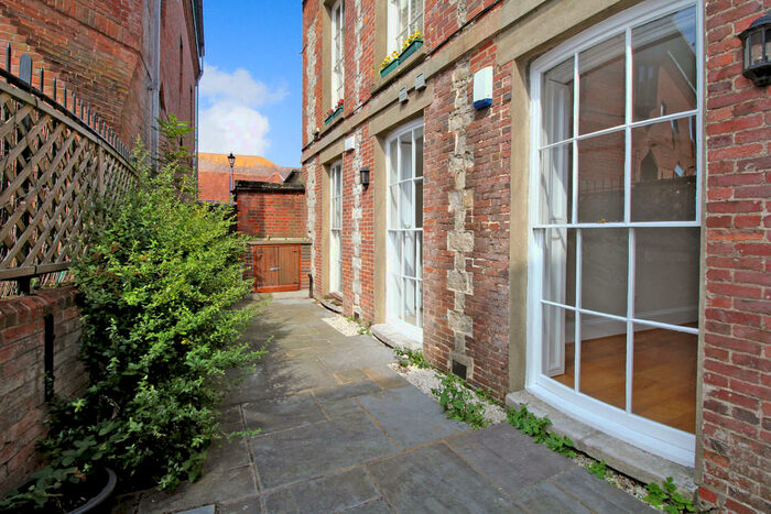 1 Bedroom Apartment To Rent In High Street, Alton, GU34