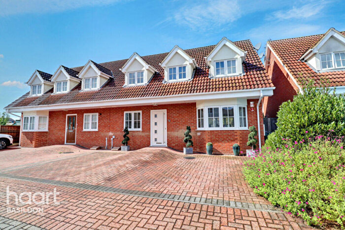 3 Bedroom Semi-Detached House For Sale In High Road, Basildon, SS15