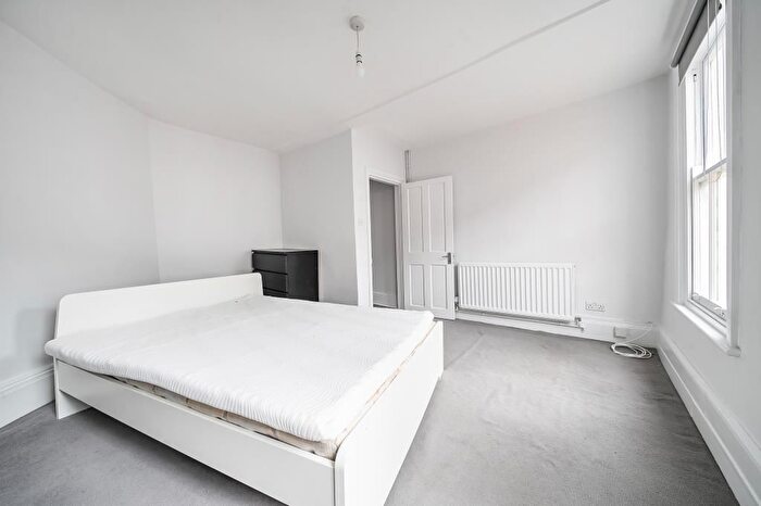 3 Bedroom Flat To Rent In Church Street, Twickenham, TW1