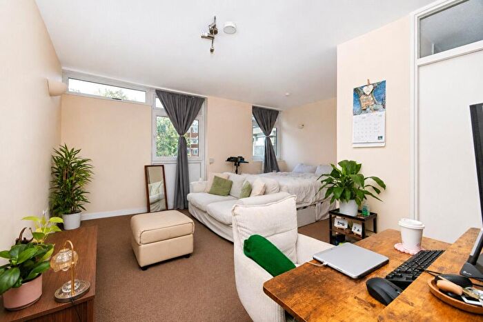 Flat To Rent In Westbridge Road, London, SW11