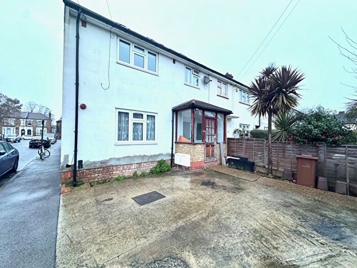 4 Bedroom Flat To Rent In Arundel Close, London, E15