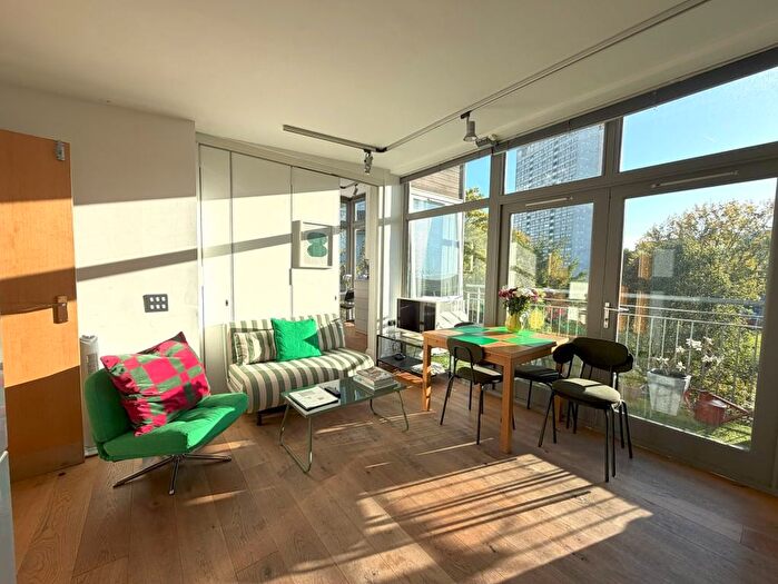 3 Bedroom Flat To Rent In Hunt Close, London, W11