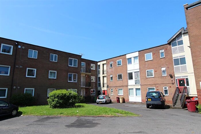 2 Bedroom Flat For Sale In Hill View Court, Bolton, BL1