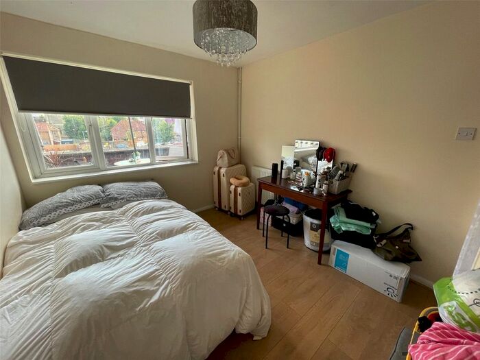 1 Bedroom Flat To Rent In Broadwalk, Crawley, West Sussex, RH10