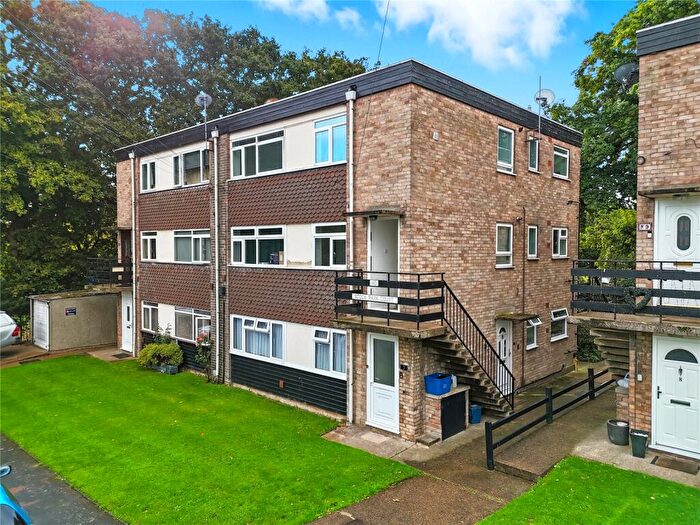 2 Bedroom Apartment For Sale In St. Lawrence Gardens, Leigh-on-Sea, Essex, SS9