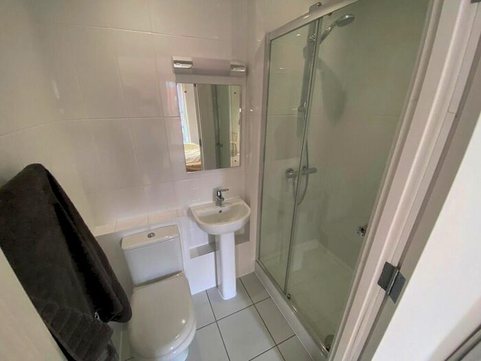 2 Bedroom Apartment For Sale In Zenith Close, London, NW9