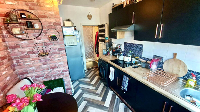 Flat To Rent In High Road, N22