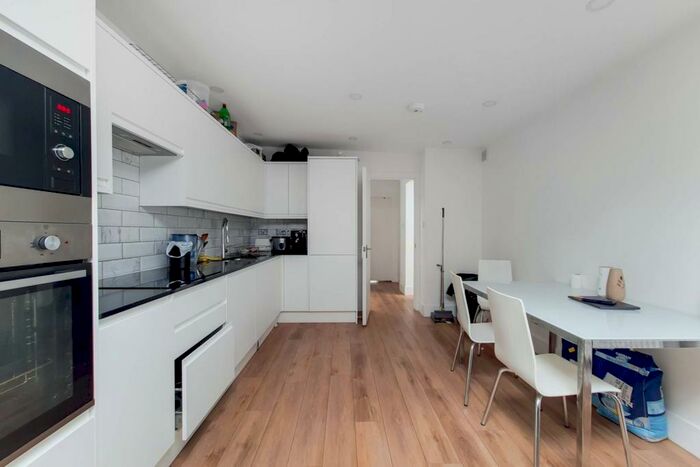 2 Bedroom Flat To Rent In Camberwell Road, Camberwell, London, SE5