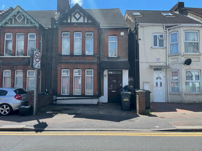 3 Bedroom Semi-Detached House To Rent In Biscot Road, Luton, Bedfordshire, LU3