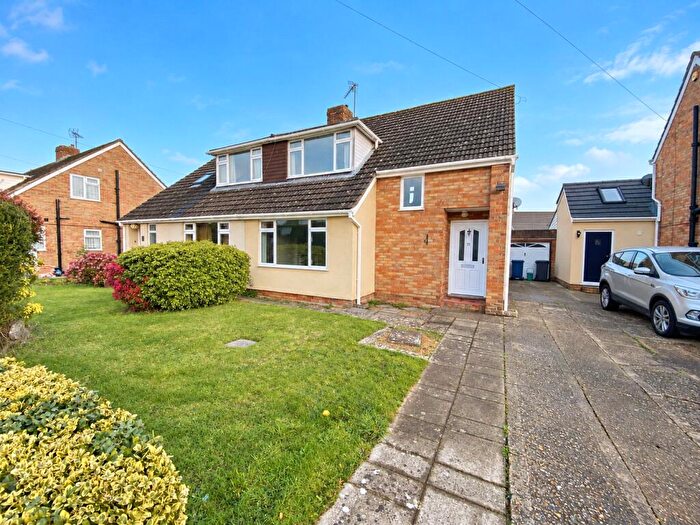 3 Bedroom Semi Detached House For Sale In Wentworth Close, Farnham, Surrey, GU9