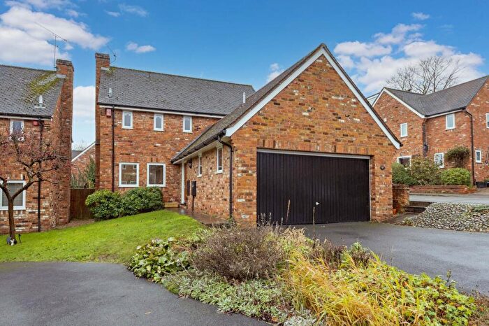 4 Bedroom Detached House For Sale In Woodcote Road, Maidenhead, SL6