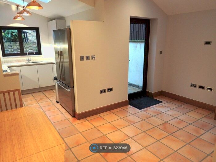 2 Bedroom Flat To Rent In Ellesmere Road, London, E3