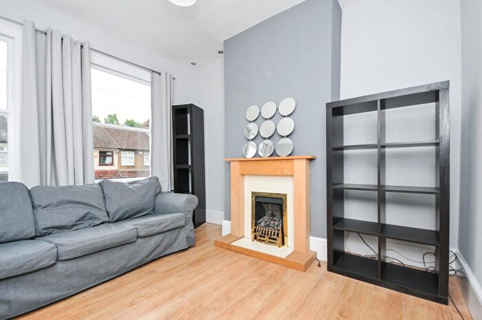 2 Bedroom Flat To Rent In Malyons Road, London, SE13