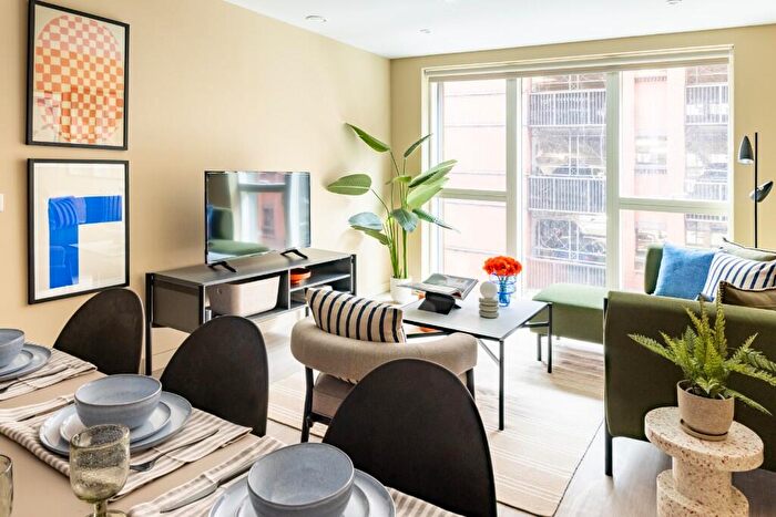 3 Bedroom Apartment To Rent In Candleriggs, Trongate, Glasgow, G1