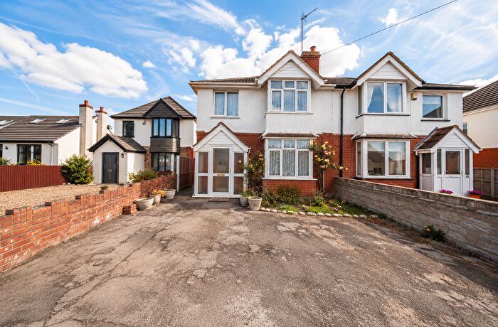 3 Bedroom Semi-Detached House For Sale In Beechcroft Road, Swindon, SN2