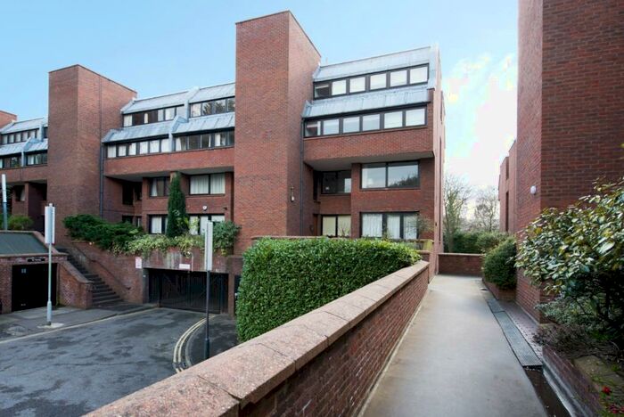 2 Bedroom Apartment To Rent In Chandos Way, Golders Green, NW11