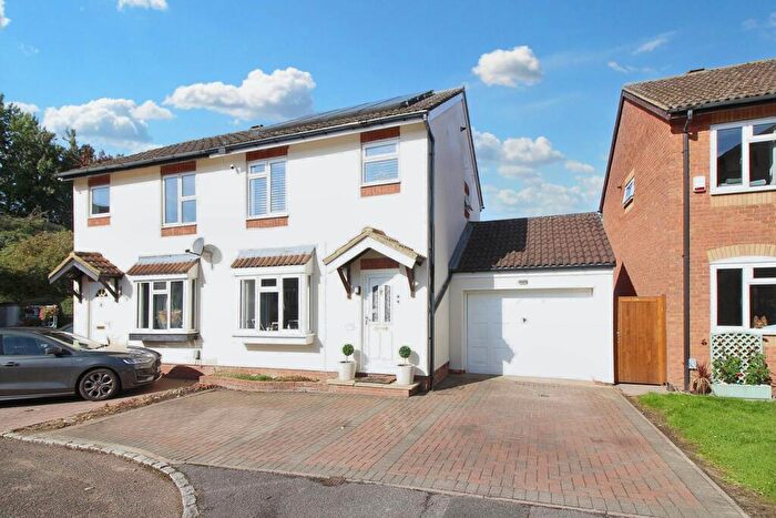 3 Bedroom Semi-Detached House For Sale In Deverill Road, Aylesbury, HP21