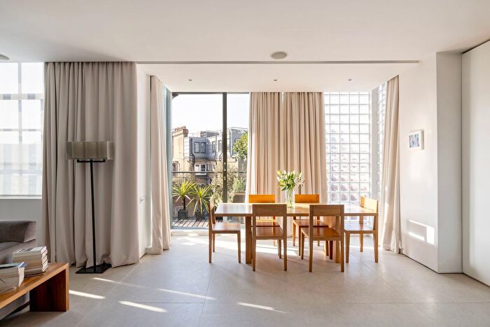 2 Bedroom Flat For Sale In Kean Street, Covent Garden, WC2B