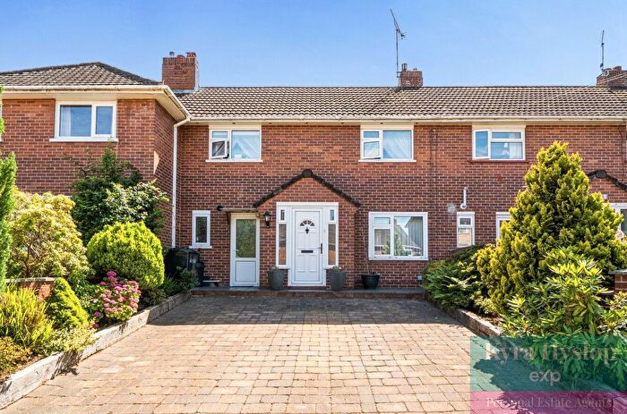 3 Bedroom Semi Detached House For Sale In Brook Close, Exeter, EX1