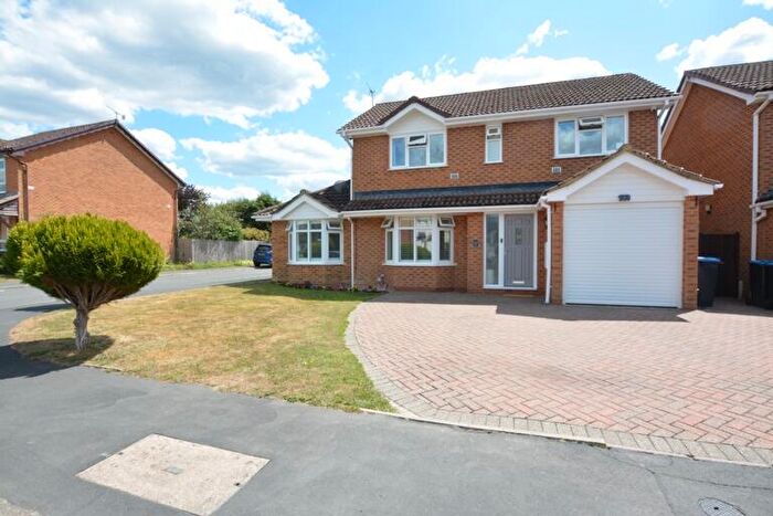 4 Bedroom Detached House For Sale In Hayes Walk, Smallfield, RH6