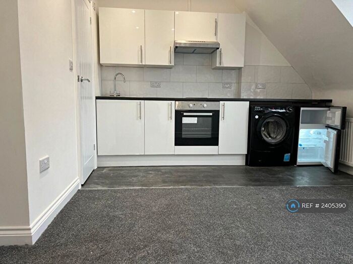 Studio To Rent In Golders Green Road, London, NW11