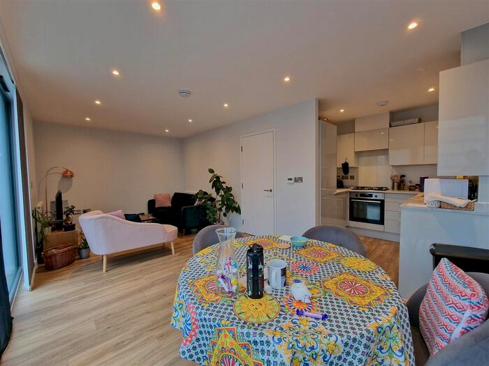 3 Bedroom Flat To Rent In Foster Street, Hendon, London, NW4