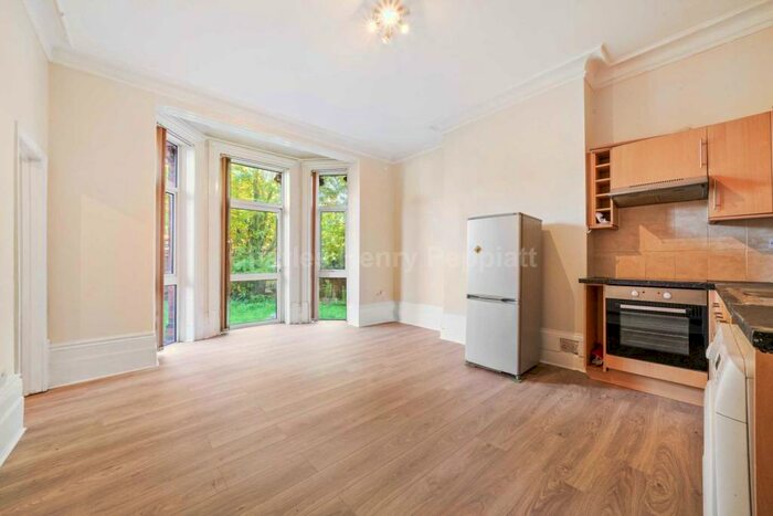 1 Bedroom Apartment To Rent In Windmill Hill, Enfield Town, EN2