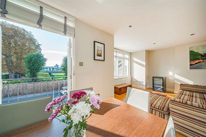 2 Bedroom Flat For Sale In Roehampton Lane, Barnes, SW15
