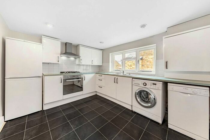 1 Bedroom Flat To Rent In Stratford Grove, Putney, London, SW15