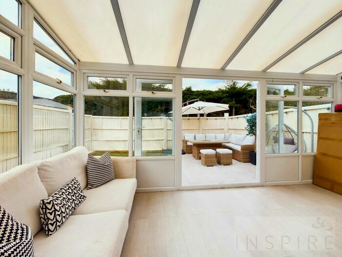 3 Bedroom End Of Terrace House For Sale In Lyndhurst Close, Crawley, RH11