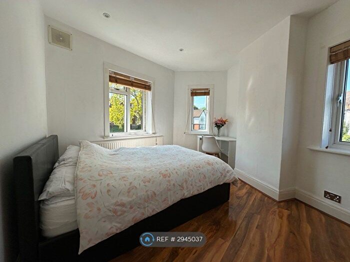 2 Bedroom Flat To Rent In Burney Avenue, Surbiton, KT5