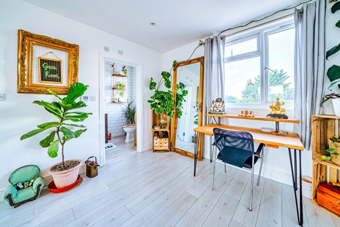 1 Bedroom Flat To Rent In Groveley Road, Feltham, Greater London ., TW13