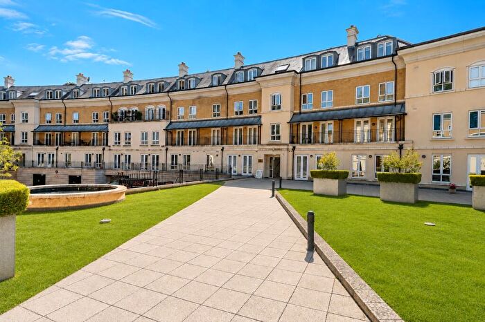 2 Bedroom Flat For Sale In South Woking, GU22