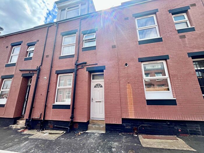 2 Bedroom Property To Rent In Recreation Grove, Leeds, LS11