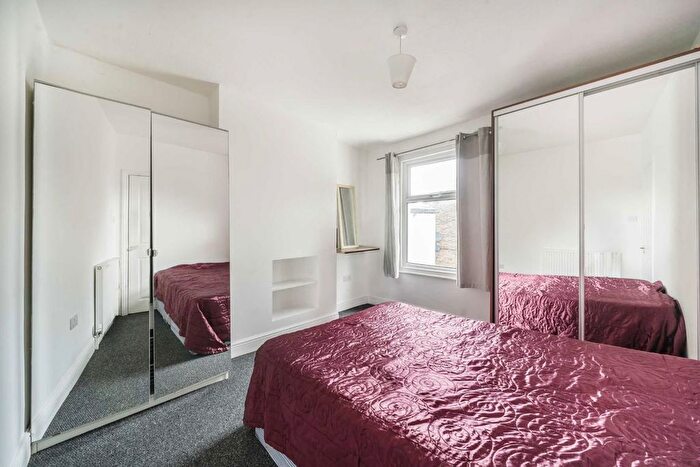 2 Bedroom Flat To Rent In Acton Lane, Acton, W3