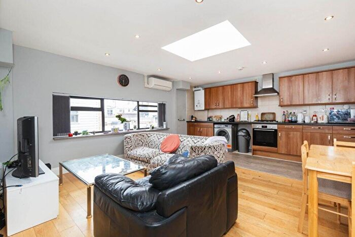3 Bedroom Flat To Rent In Camden Road, Caledonian Road / Holloway, N7