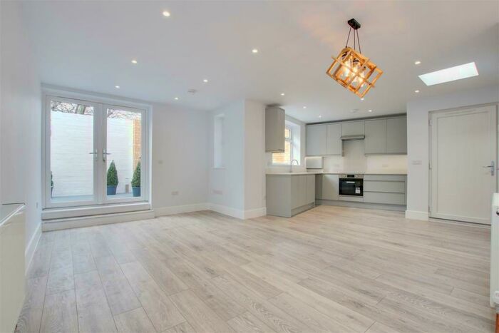 2 Bedroom Apartment To Rent In Gladbeck Way, Enfield, EN2