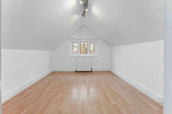 3 Bedroom Flat To Rent In London, SE13