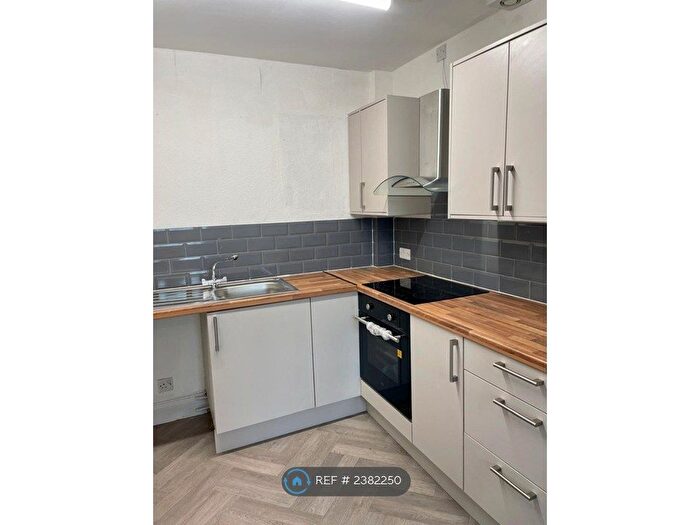 2 Bedroom Flat To Rent In King George Court, Bacup, OL13