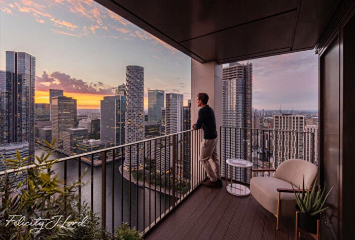 3 Bedroom Apartment For Sale In Landmark Square, London, E14