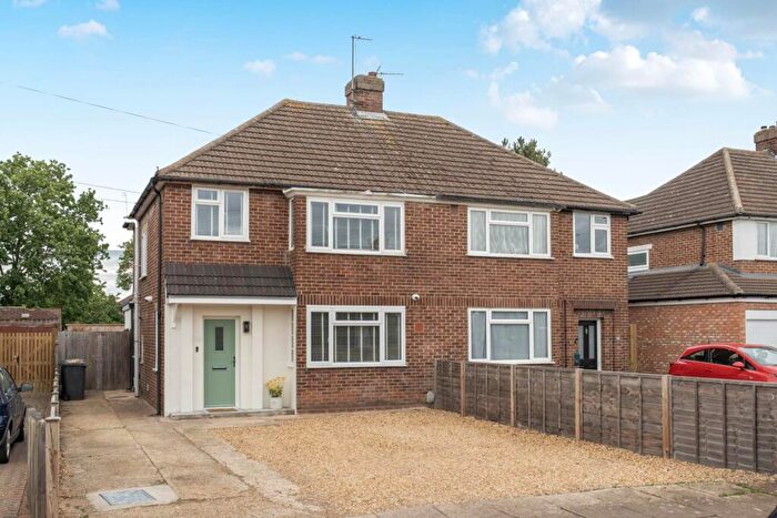 3 Bedroom Semi-Detached House For Sale In Aylesbury Road, Bedford, MK41